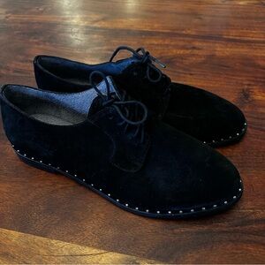Lienda suede nail trim shoes